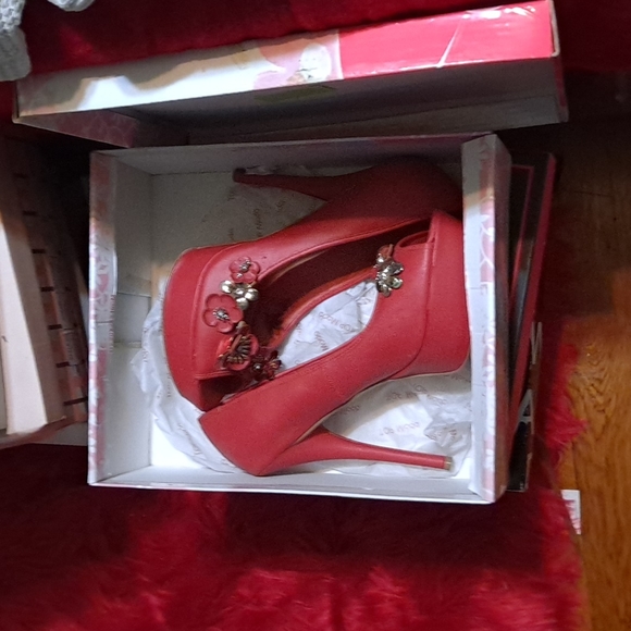 Shoes - Picture 2 of 9